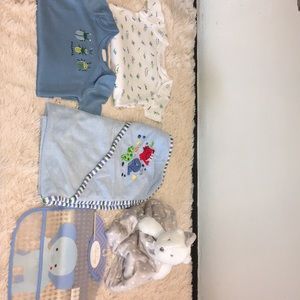 2 baby onesie,A bib,bathing towel,plush baby toy